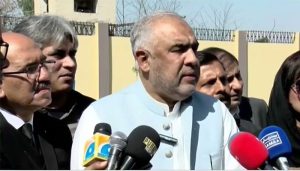 پاکستان تحریک انصاف کے رہنما اور سابق اسپیکر قومی اسمبلی اسد قیصر کا کہنا ہے کہ ہم بڑا سیاسی اتحاد بنانے جا رہے ہیں، اگلے 15 روز کے اندر بڑا اتحاد بنائیں گے۔

اڈیالہ جیل میں بانی پی ٹی آئی سے ملاقات کے بعد اپوزیشن لیڈر عمر ایوب کے ہمراہ میڈیا سے گفتگو کرتے ہوئے اسد قیصر نے کہا کہ جماعت اسلامی کے دھرنے کو سپورٹ کرتے ہیں، گرینڈ الائنس میں ہم ہر اس پارٹی کو ساتھ ملائیں گے جو اس حکومت کے خلاف ہو۔

اسد قیصر کا کہنا تھا کہ بانی پی ٹی آئی کو غیر قانونی طور پر جیل میں رکھا گیا ہے۔

 ان کا کہنا تھا کہ 5 اگست صوابی میں بڑا جلسہ ہوگا بانی پی ٹی آئی سمیت تمام اسیران کیلئے آواز اٹھانی ہے، پورے ملک کے لوگوں کو جلسے میں آنا ہے، تاکہ ہم بتاسکیں کہ یہ ملک آئین کے مطابق چلے گا۔